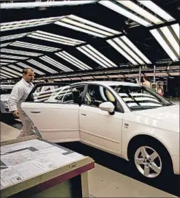  ?? LLIBERT TEIXIDÓ / ARCHIVO ?? Coches, en una cadena de montaje de Seat