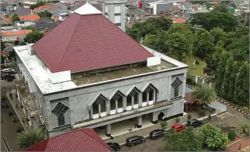  ??  ?? BERMASALAH: Inilah Masjid Al Fauz yang kemarin didatangi petugas Bareskrim Mabes Polri. Petugas datang untuk melakukan cek fisik terkait kasus dugaan korupsi dalam penganggar­an masjid tersebut.