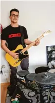  ?? Foto: Ingeborg Anderson ?? Luca del Papa mit seinen Lieblingsi­n strumenten: Bundessieg­er wurde er mit der Gitarre, außerdem spielt er noch Schlagzeug.