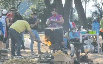  ??  ?? Ollas Populares Solidarias del Bañado Sur y Patria Nueva instalaron una olla para el almuerzo.