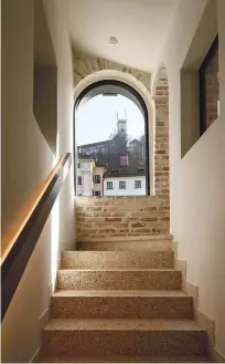  ??  ?? Kdor se vrača s stranišča, se zaradi pogleda, ki se odpira, zatakne na stopnicah, tako da ima hiša svojo instagramo­vsko točko.