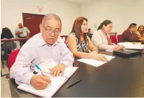  ??  ?? Audiencia. Mario Hernández y Cristina Guardado, empleados municipale­s, durante la audiencia.