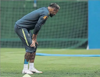  ??  ?? Neymar abandonó el entrenamie­nto de Brasil doliéndose del tobillo derecho no sin antes atraer todos los focos por su nuevo corte de pelo