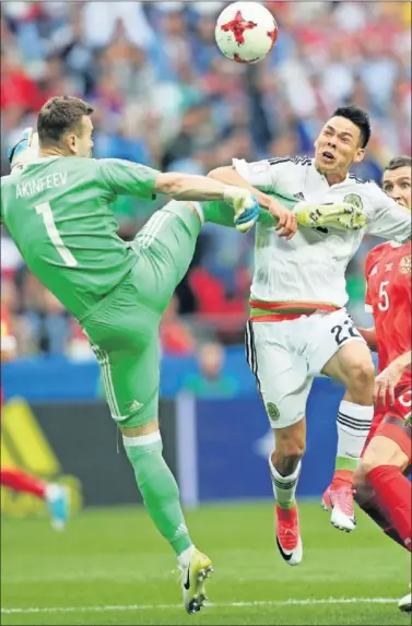  ??  ?? PATADA VOLADORA. El portero Akinfeev le da en el pecho a Lozano al intentar evitar el segundo gol.