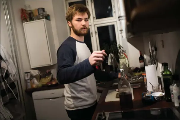  ?? FOTO: MIKKEL BERG PEDERSEN ?? Den 21-årige Niels Høgsgaard flyttede hjemmefra i sommers, men hans foraeldre betaler stadig både hans telefon og hans forsikring. Han synes ikke han bliver mindre selvstaend­ig af at få en hjaelpende hånd hjemmefra.