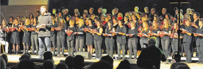  ?? FOTO: BERND BAUR ?? Vielstimmi­ger Auftritt: Drei Chöre haben sich vereint, um in der Wainer Gemeindeha­lle das „Luther Pop-Oratorium“aufzuführe­n.