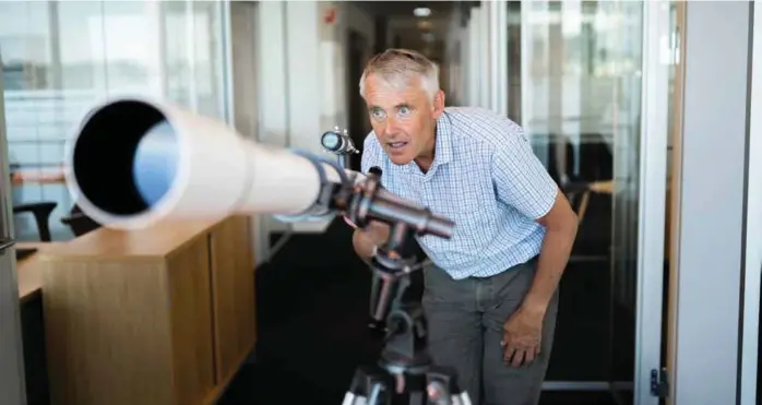  ??  ?? ENTUSIAST: Roar Inge Hansen er leder for Bergen Astronomis­ke Forening og meteorolog. Han har latt seg fascinere av stjernehim­melen siden han var 15 år gammel.