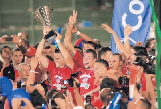  ?? RAFAEL PACHECO ?? Erick Zúñiga levanta la copa de campeón que acreditó a San Carlos como nuevo inquilino de la máxima categoría.