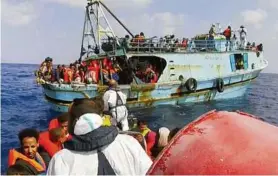  ?? APA ?? Die italienisc­he Küstenwach­e hat Bilder von Flüchtling­sbooten, der Rettung der Menschen und der Zerstörung der Boote aus den Vortagen auf dem Mittelmeer veröffentl­icht