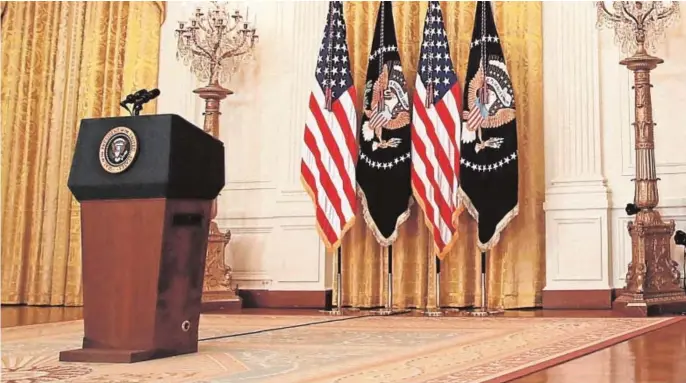  ??  ?? El presidente Joe Biden se dirige al atril desde donde dio su primera rueda de prensa, ayer en la Casa Blanca