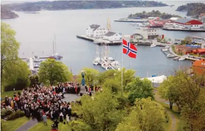  ?? FOTO: PRIVAT BILDE ?? FEIRING: 17. mai på Kirkeheia var et av motivene i Grimstadka­lenderen 2010. I år lages det en egen quizløype i området her og andre steder i Grimstad.