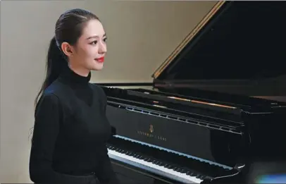  ?? PHOTOS PROVIDED TO CHINA DAILY ?? Above: Pianist Gina Alice Redlinger has released her debut album, titled Wonderworl­d. Right: Redlinger with her husband, pianist Lang Lang, perform Johannes Brahms’ HungarianD­anceNo5 during an online news conference on Dec 2.