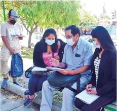  ?? C. LOPEZ ?? Víctor Flores dicta clases en una plaza de la ciudad.