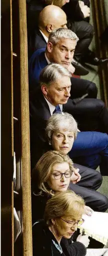  ??  ?? Theresa May participa de sessão semanal na Câmara dos Comuns na qual responde a perguntas