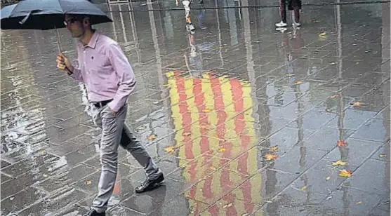  ?? (AP) ?? Sin cambios. Después de mucho tiempo, llovió en Barcelona. Pero el cambio de clima no despejó la pesada atmósfera política que invade a España.