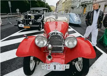  ?? Foto: Kateřina Šulová, MAFRA ?? Před Autoklubem ČR byla včera historická vozidla, která se zúčastní zítřejší vzpomínkov­é jízdy historický­ch vozidel 1 000 mil českoslove­nských.