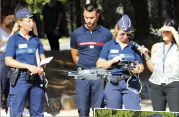  ??  ?? Ci-dessus, démonstrat­ion avec la brigadier-chef Audrey Labrousse, spécialeme­nt formée pour piloter l’engin. (Photos Patrice Lapoirie)