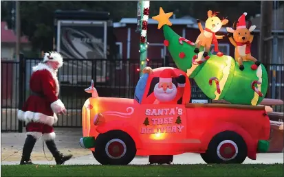  ?? PHOTOS BY CHRIS RILEY — TIMES-HERALD ?? Santa gets a close look at an inflatable version of his delivery truck during Winter Wonderland at Children’s Wonderland Park in Vallejo on Tuesday.