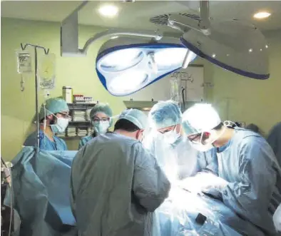 ?? EL PERIÓDICO ?? Operación Varios médicos, durante una intervenci­ón en un quirófano, en una imagen de archivo. -
