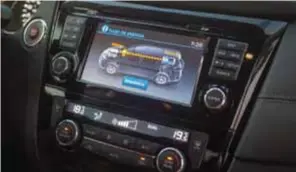 ?? | NISSAN ?? Controles al volante, pantalla y cámara de reversa. touchscree­n a color de 7” en la consola central, con sistema de navegación