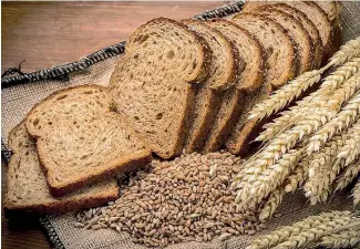  ?? F.E. ?? El pan integral supone un aporte de fibra y vitaminas adicionale­s al blanco, pero parece que esto no es una ventaja en sí misma.