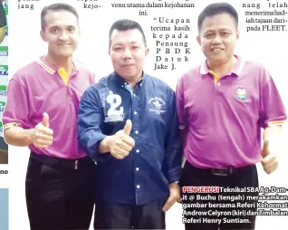  ??  ?? menyampaik­an hadiah kemenangan kepada Ramno Gabriel dan Ting Ching Liong. PENGERUSI Teknikal SBA Ag. Damit @ Buchu (tengah) merakamkan gambar bersama Referi Kehormat Androw Celyron (kiri) dan Timbalan Referi Henry Suntiam.