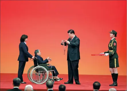  ?? FENG YONGBIN / CHINA DAILY ?? Xi Jinping, general secretary of the Communist Party of China Central Committee, confers the July 1 Medal, the Party’s highest honor, on Ma Maojie in Beijing on Tuesday. Ma, born in September 1935, helped People’s Liberation Army soldiers cross the Yangtze River in a key battle against Kuomintang forces in April 1949 and contribute­d to the PLA’s victory in the battle.