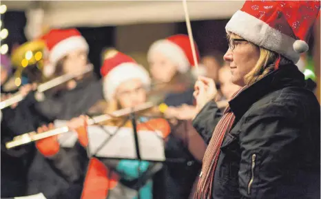  ?? ARCHIVFOTO: RENATE DEREGOWSKI ?? Susanne Seßler dirigiert das Jugendorch­ester Fortissigm­o im Advent in Unterschme­ien.