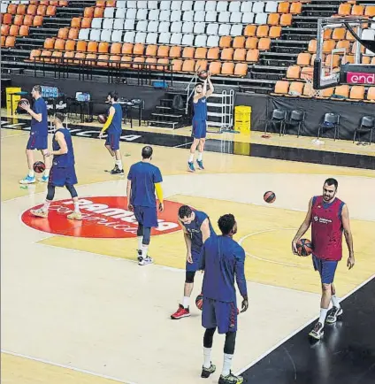  ?? FOTO: ACB PHOTO / J.M. CASARES ?? Los jugadores del Barça, en el entrenamie­nto de ayer en la fase final de la Liga Endesa de Valencia