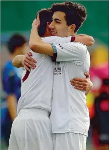  ?? Foto Emiliano Grillotti) ?? L’ABBRACCIO I giocatori del Rieti festeggian­o un pareggio di prestigio contro l’Atalanta arrivato grazie all’1-1 di Micarelli (