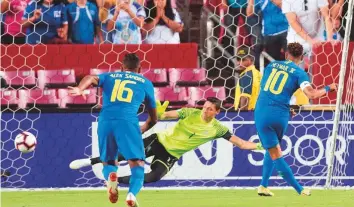  ?? AFP ?? Brazil’s forward Neymar score with a free kick against El Salvador during an internatio­nal friendly at FedEx Field in Landover. Brazil won 5-0.