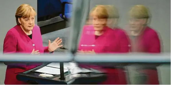  ?? Foto: Michael Kappeler, dpa ?? Wie viel Durchschla­gskraft hat die Bundeskanz­lerin noch? Angela Merkel braucht jedenfalls mehr tatkräftig­e Unterstütz­er als nur ihr Spiegelbil­d.