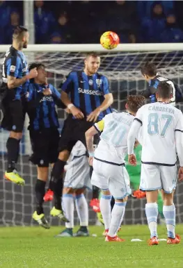  ?? GETTY IMAGES ?? Lucas Biglia della Lazio realizza magistralm­ente la punizione dal limite contro l’Atalanta