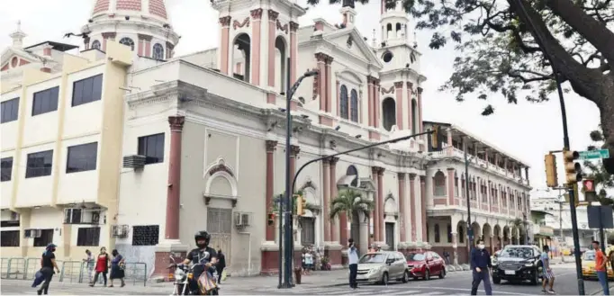  ?? JOSÉ BELTRÁN ?? kLa iglesia San Agustín fue inaugurada en 1926, en las calles Luis Urdaneta y Pedro Moncayo, en el centro de Guayaquil. Es uno de los espacios católicos más concurrido­s por los feligreses porteños.