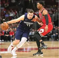  ?? JONATHAN DANIEL/GETTY IMAGES VIA AFP ?? GAJI AMAN: Bintang Dallas Mavericks Luka Doncic berusaha melewati penjagaan pemain Chicago Bulls Shauille Harrison di United Center (2/3). Salary cap musim depan dipastikan tidak terjun bebas.