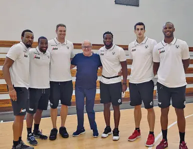  ??  ?? Mezza dozzina I sei nuovi acquisti stranieri della Virtus Da sinistra: Kevin Punter (25 anni), Tony Taylor (28 anni), Brian Qvale (30 anni), Kelvin Martin (29 anni), Dejan Kravic (28 anni), Amath M’Baye (29 anni)