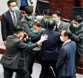  ??  ?? In Aula
Il parapiglia nel Parlamento di Hong Kong durante la discussion­e della legge sulla sicurezza (Afp)