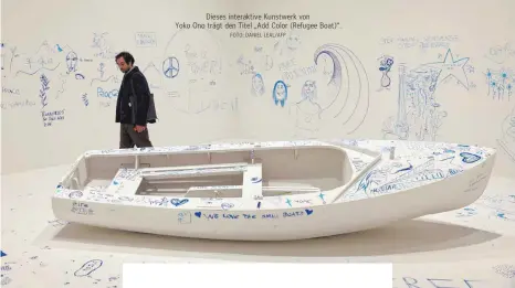  ?? FOTO: DANIEL LEAL/AFP ?? Dieses interaktiv­e Kunstwerk von
Yoko Ono trägt den Titel „Add Color (Refugee Boat)“.