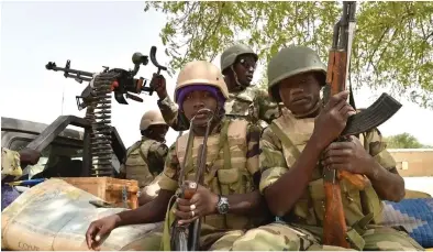  ??  ?? Des soldats nigériens