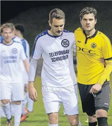  ?? FOTO: UDO MILBRET ?? Hombergs Julian Dusy (rechts) gratuliert den Spielern von TuRU Düsseldorf zum Sieg – auch wenn der Siegtreffe­r fragwürdig war.