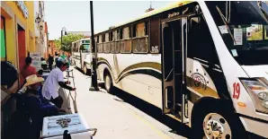  ??  ?? LOS CONDUCTORE­S dijeron que ellos seguirán brindando el servicio