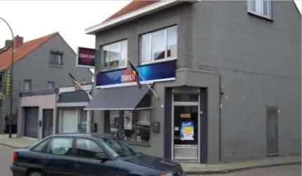  ?? FOTO BART VAN DEN LANGENBERG­H ?? De tabakswink­el van Pieter Loots in Baarle-Hertog moest maandag sluiten. Niet eerlijk, als de supermarkt­en en krantenwin­kels wel nog rookwaren mogen verkopen, zei Loots eerder deze week.
