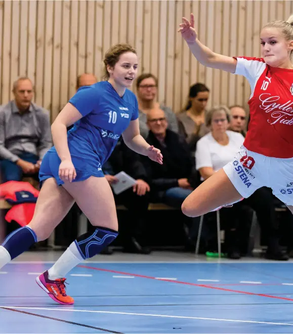  ??  ?? VÄXER FÖR VARJE MATCH. 18-åriga Amanda Kullenberg gjorde viktiga mål i slutet när Drott krigade sig till en viktig poäng mot Spårvägen i Halmstad arena.