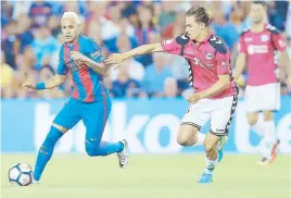  ??  ?? El brasileño del Barsa, Neymar, disputa el balón con el jugador del Alavés, Marcos Llorente, durante un duelo en el Camp Nou.