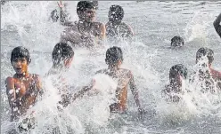  ?? DEEPAK GUPTA/ HT ?? To beat the scorching sun, children enjoy a bath in river Gomti in Lucknow on Sunday.