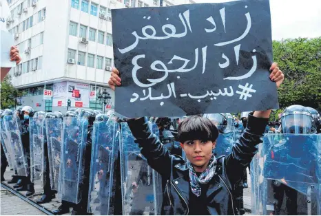  ?? FOTO: HEDI AYARI/DPA ?? Ein Demonstran­t in Tunis prangert während der Pandemie an: „Armut steigt, Verhungern steigt“. Die Vermögen der reichsten Personen haben seit Beginn der Corona-Pandemie laut Oxfam um 2700 Milliarden Euro zugenommen.