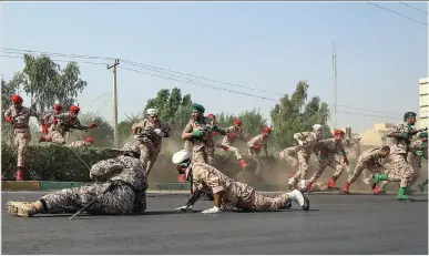  ?? צילום: אי.פי.אי ?? חיילים איראנים בורחים מהזירה