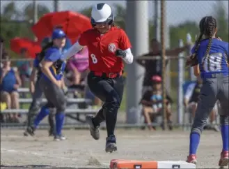  ?? GARY YOKOYAMA, THE HAMILTON SPECTATOR ?? Team Ontario’s Kaitlyn Bomberry hustles to first during U16 girls softball play between Team Ontario and Team B.C. on Tuesday at Turner Park. Team Ontario won 6-0.