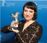  ??  ?? US director Eliza Hittman poses with the trophy “Silver Bear Grand Jury Prize”.