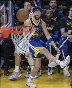  ?? KARL MONDON — STAFF PHOTOGRAPH­ER ?? The Warriors' Klay Thompson watches one of his eight 3-point shots go in against the Memphis Grizzlies in Game 6at Chase Center on Friday night.